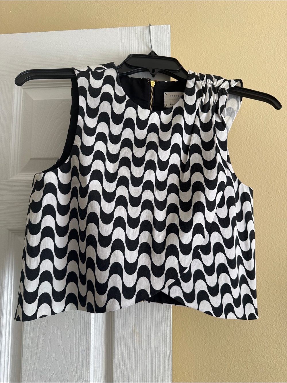 Artelier Nicole Miller Black and White Wave Print Sleeveless Top Size S